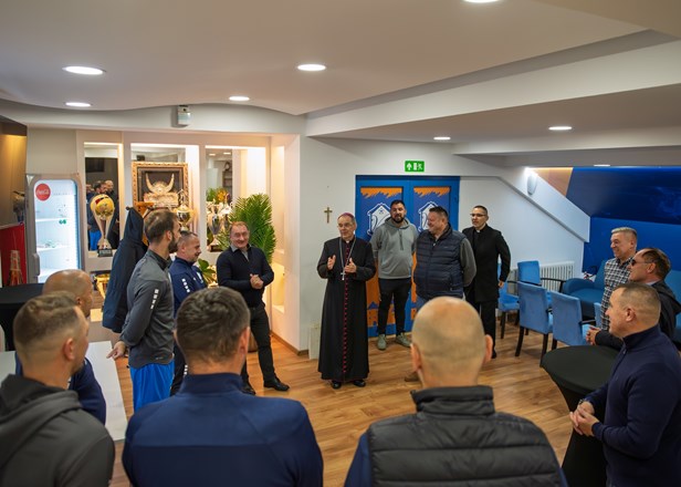 Biskup Radoš posjetio NK Varaždin i blagoslovio novouređene prostorije kluba